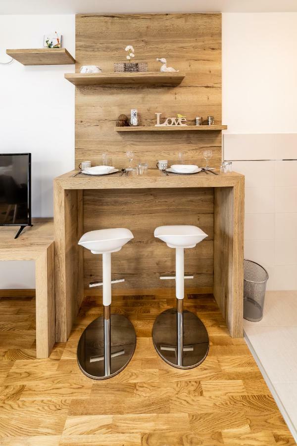 Apartmani Alexandar15 โนวีซาด ภายนอก รูปภาพ